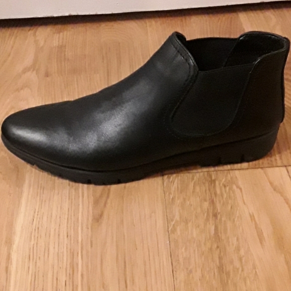 Very good condition- black leather slip  on shoes - Picture 4 of 4